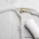 A fehér póló sárga foltja télen is rémálom: így tüntesd el 10 perc alatt, csak konyhai alapanyagokkal