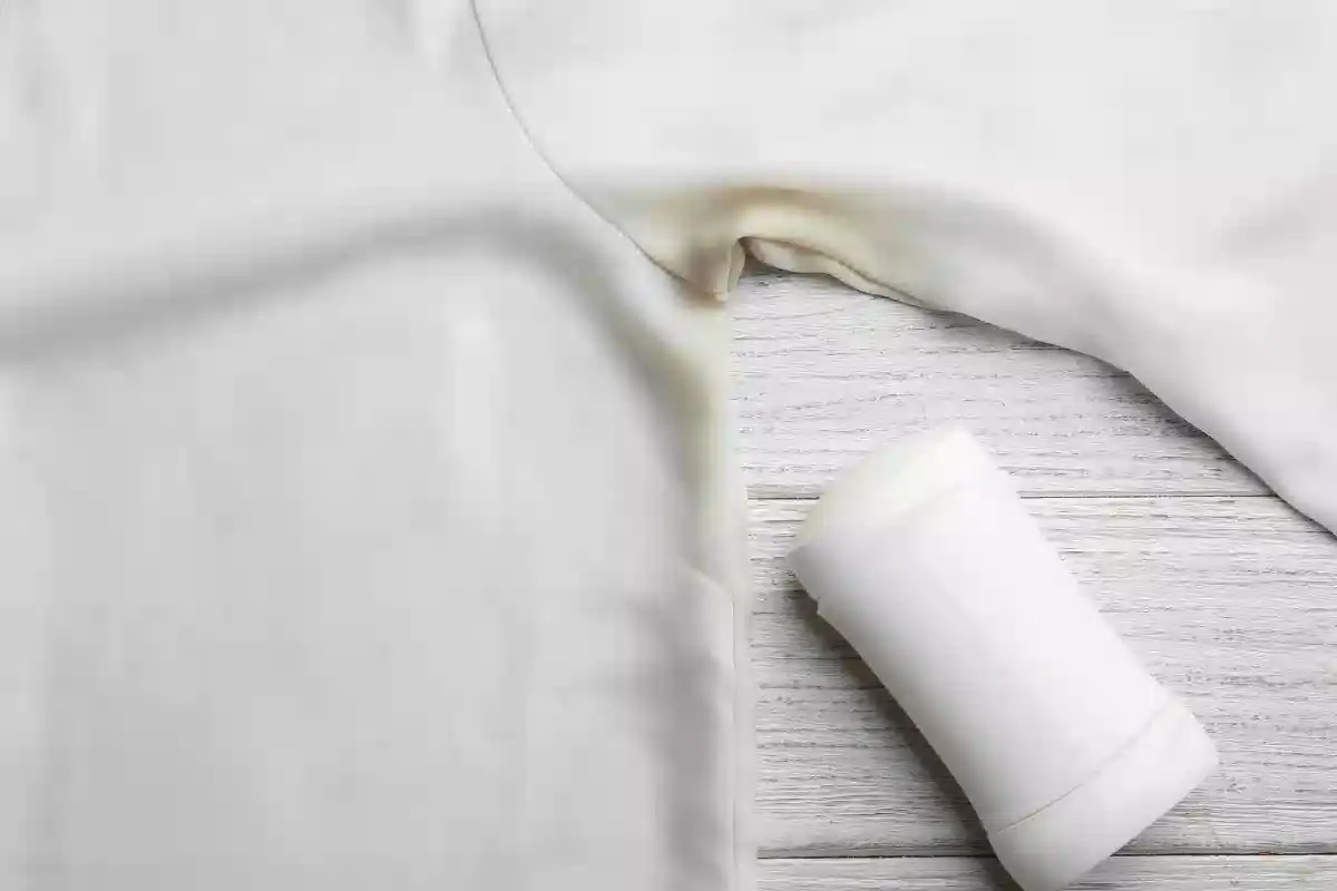 A fehér póló sárga foltja télen is rémálom: így tüntesd el 10 perc alatt, csak konyhai alapanyagokkal