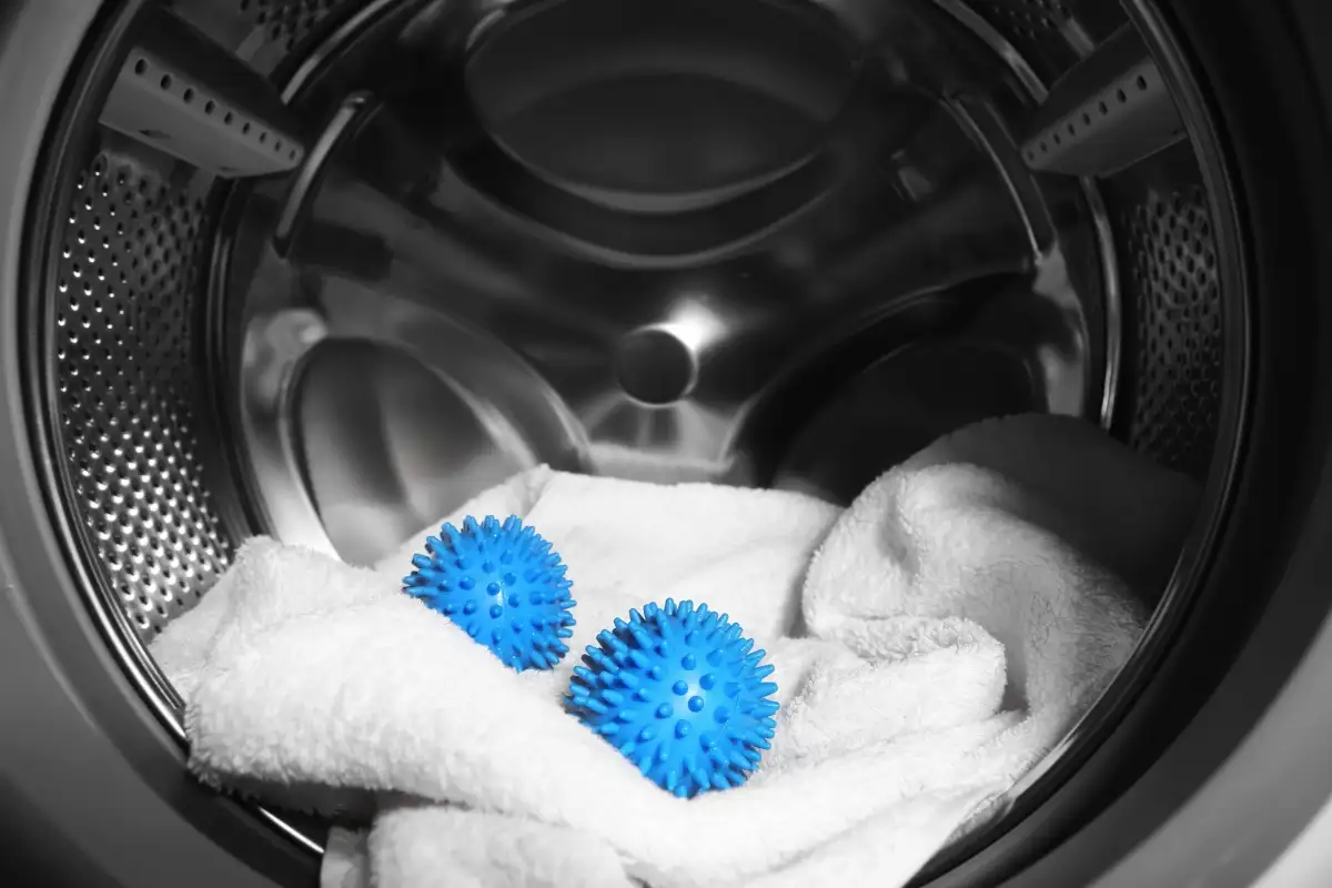 8 bevált módszer, amivel hófehér lesz a fehér zoknid – izzadság, sár, minden ellen