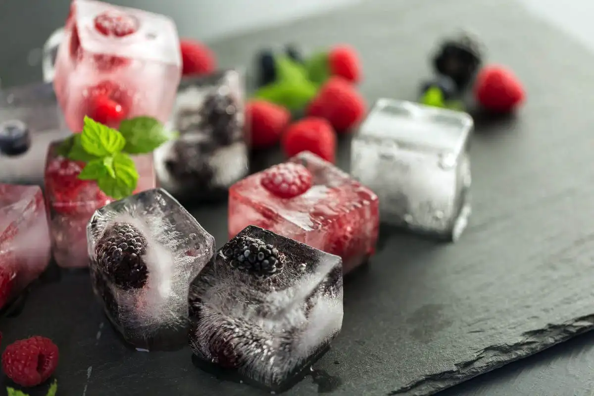 3 téli trükk, amivel a jégkockák órákig nem olvadnak el – így marad jeges a forró csokid, a teád vagy a karácsonyi puncsod az utolsó kortyig