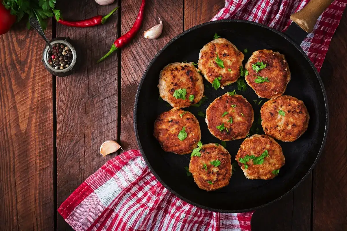 Soha ne tedd ezt a népszerű alapanyagot a fasírtba – ezért lesz kőkemény és száraz a kotlett