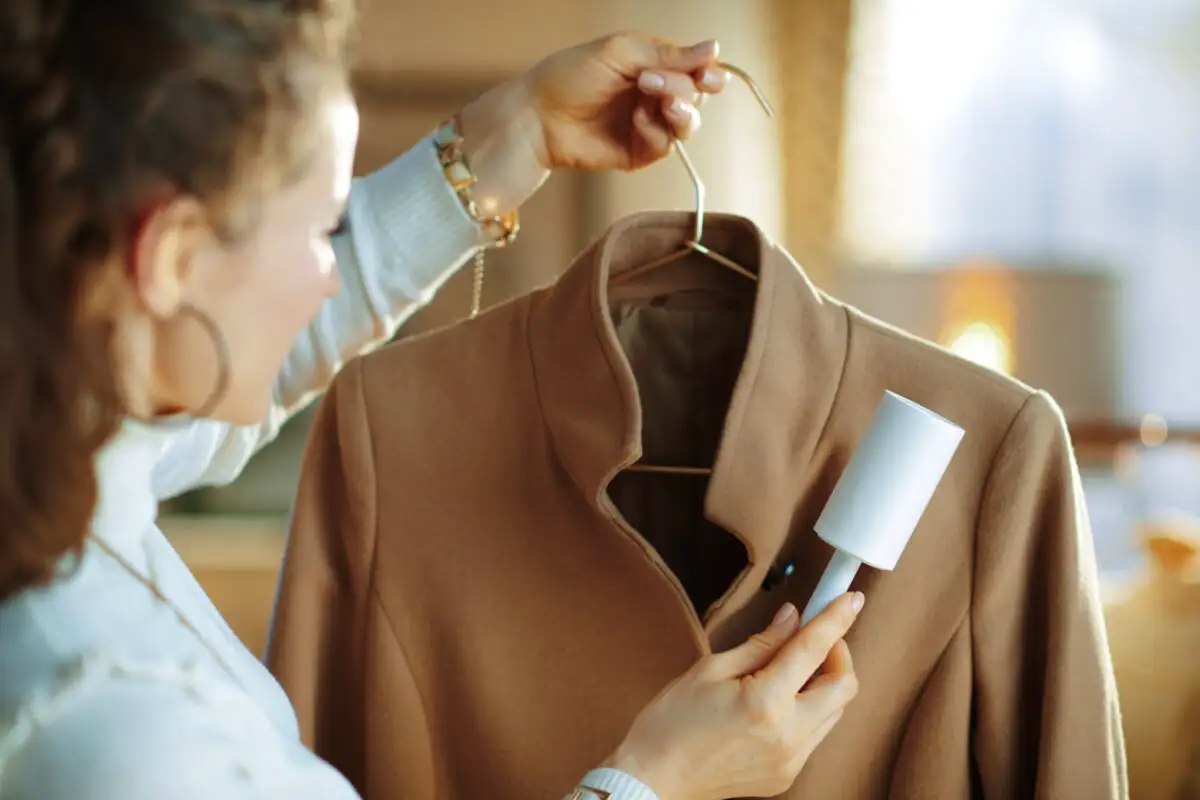 Hogyan tüntesd el a szagokat a kabátból, dzsekiből mosás nélkül – télen ez életmentő