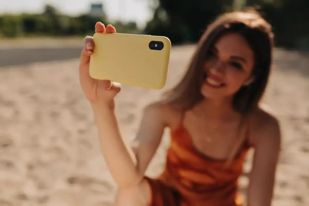 Így mosolyogj a társkeresőn, ha tényleg sok üzenetet akarsz – a tudomány két aranyszabálya és egy nagy tiltása