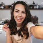 Így mosolyogj a társkeresőn, ha tényleg sok üzenetet akarsz – a tudomány két aranyszabálya és egy nagy tiltása