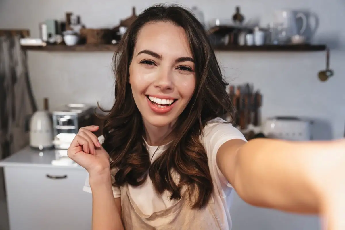 Így mosolyogj a társkeresőn, ha tényleg sok üzenetet akarsz – a tudomány két aranyszabálya és egy nagy tiltása