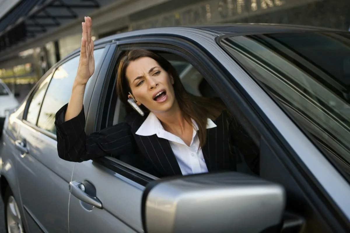 Mit tegyél, ha a bunkók idegesítenek a volán mögött: 5 módszer a düh legyőzésére – és 1 legfontosabb tanács!