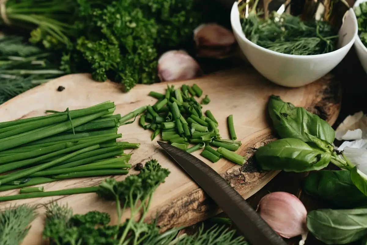 Hogyan tartsd frissen a zöldfűszert hetekig a hűtőben – fagyasztás nélkül, filléres trükkökkel