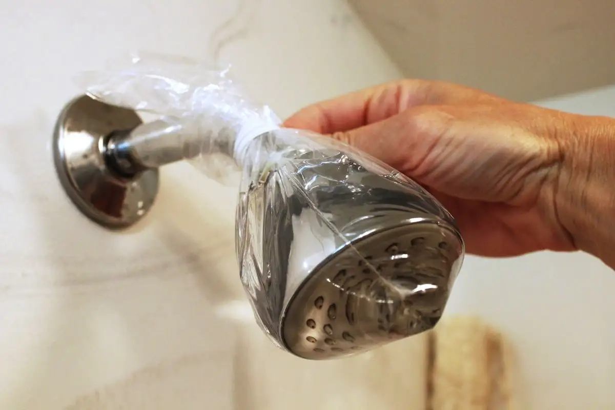 Így lesz kristálytisztára a zuhanyrózsád 15 perc alatt – vegyszer nélkül, filléresen és környezetbarát módon