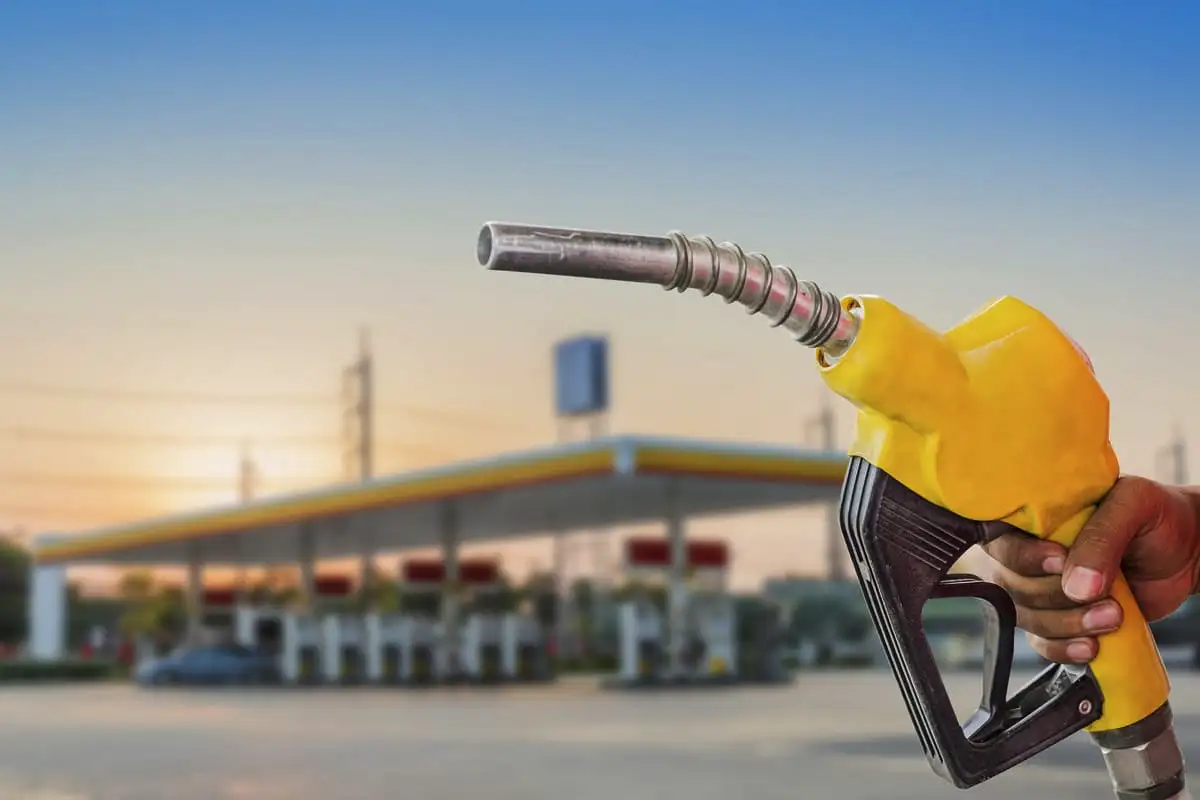 Milyen benzint érdemes használni régi autóhoz – mítoszok és tények