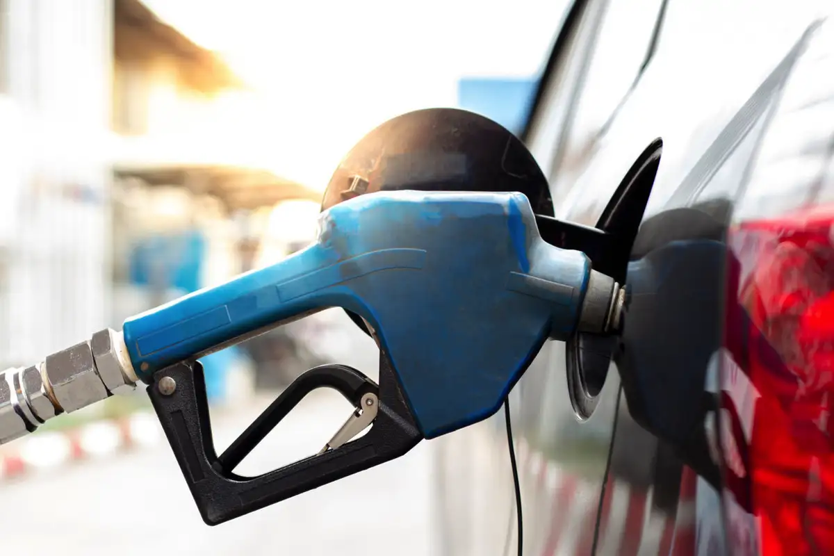 Milyen benzint érdemes használni régi autóhoz – mítoszok és tények