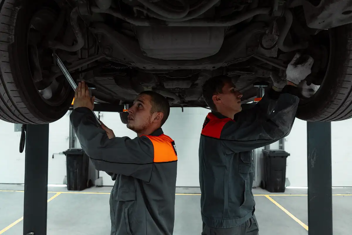 Autó felkészítése télre: szakértői checklist – biztonságos hideg indulás, megbízható út!