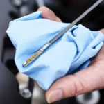 Miért nem szabad maximumig tölteni az olajat az autóba? Ez egy gyakori hiba – és drágán megfizeted!