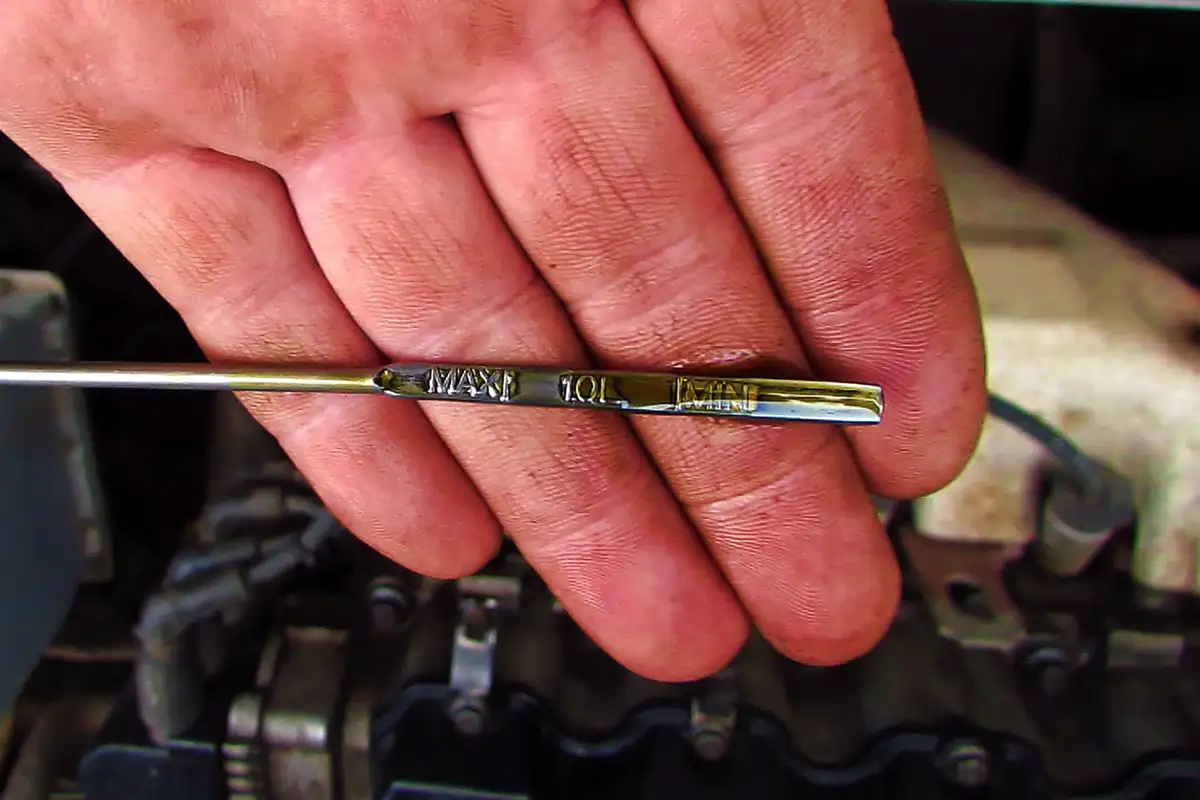 Miért nem szabad maximumig tölteni az olajat az autóba? Ez egy gyakori hiba – és drágán megfizeted!