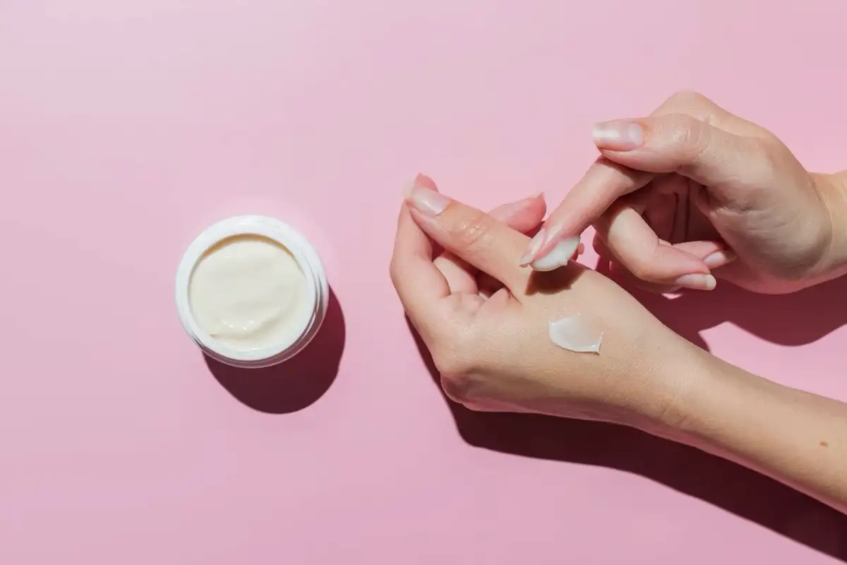 Az éjszakai kézmaszk-kesztyű: a szépségtitok, amitől reggelre eltűnik a száraz, öregedő kézbőr