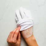 Az éjszakai kézmaszk-kesztyű: a szépségtitok, amitől reggelre eltűnik a száraz, öregedő kézbőr