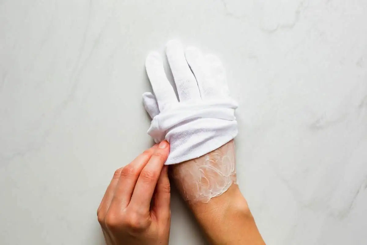 Az éjszakai kézmaszk-kesztyű: a szépségtitok, amitől reggelre eltűnik a száraz, öregedő kézbőr