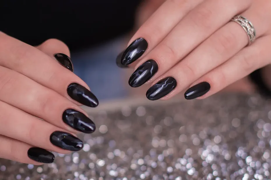 Bársonyüveg manikűr: a 2026-os szilveszter egyetlen körmtrendje, amitől mindenki megőrül