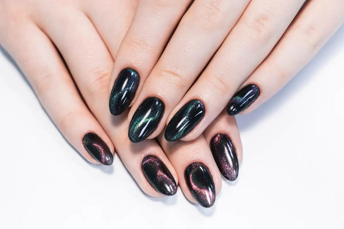 Bársonyüveg manikűr: a 2026-os szilveszter egyetlen körmtrendje, amitől mindenki megőrül
