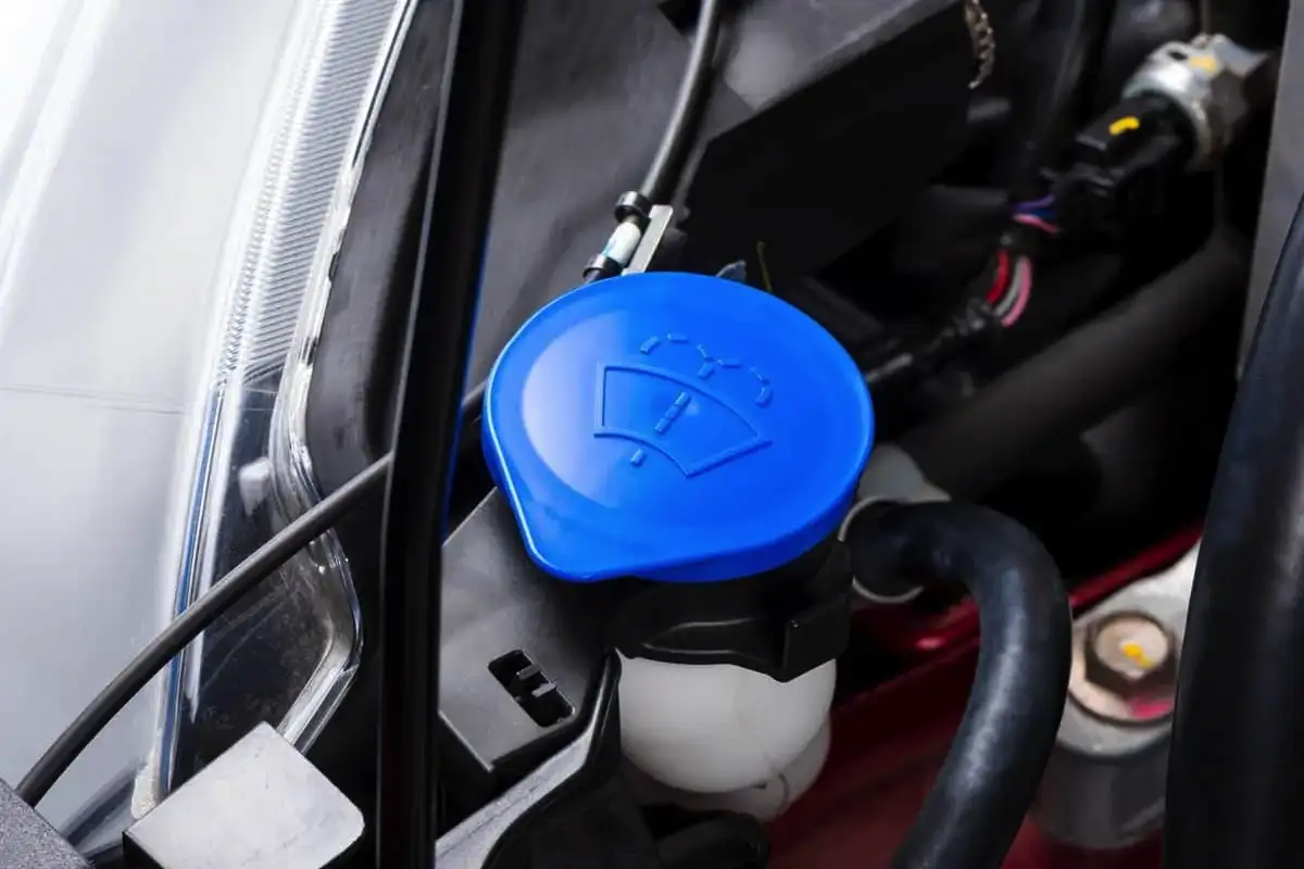 Befagyott az ablakmosó? Így olvaszd ki fél óra alatt – bevált autós trükkök