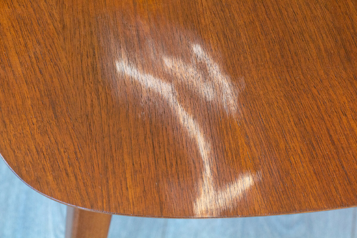 Hogyan javítsd ki a kis karcolást a bútoron 1 perc alatt? Három hétköznapi tárgy – és senki sem veszi észre!