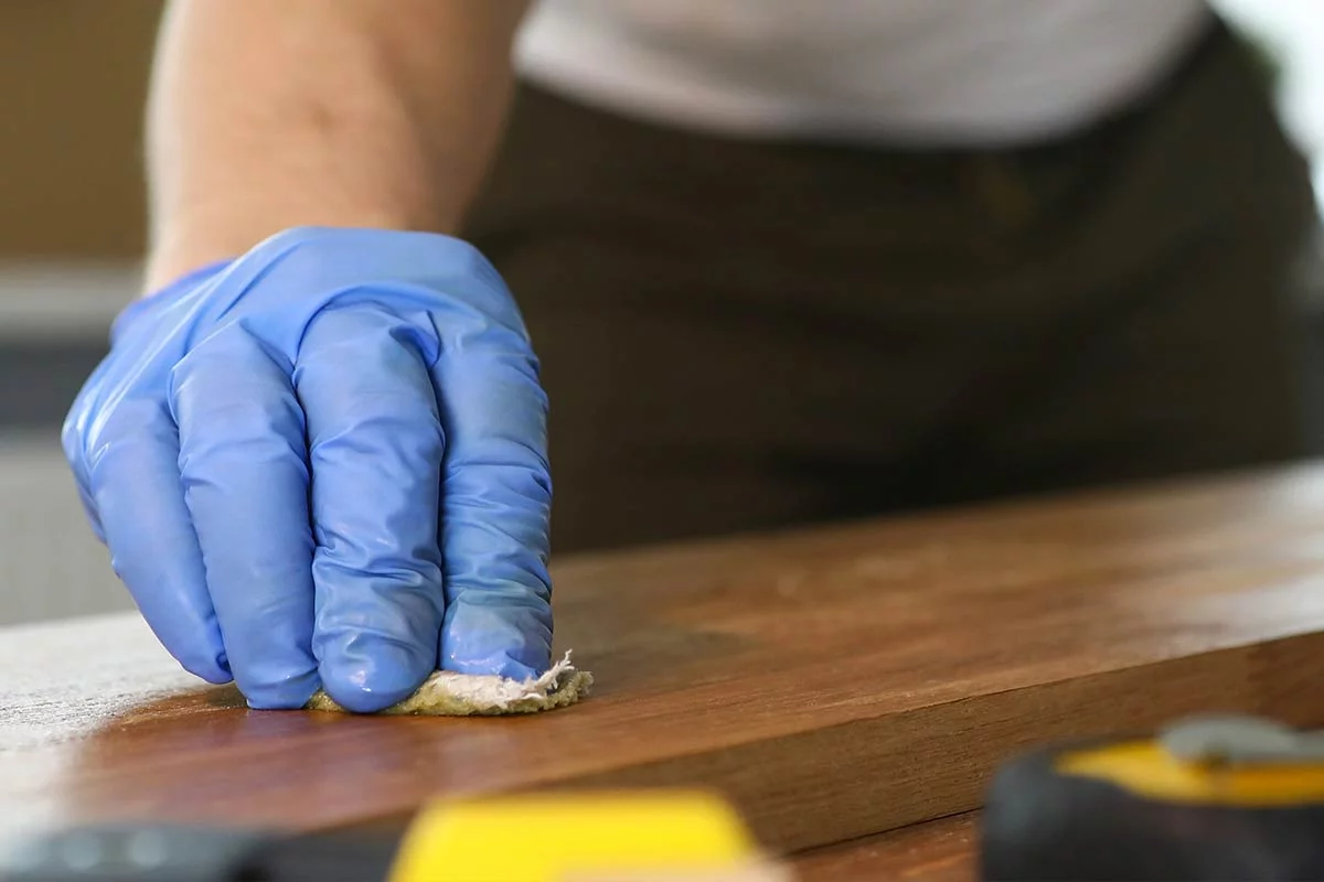 Hogyan javítsd ki a kis karcolást a bútoron 1 perc alatt? Három hétköznapi tárgy – és senki sem veszi észre!