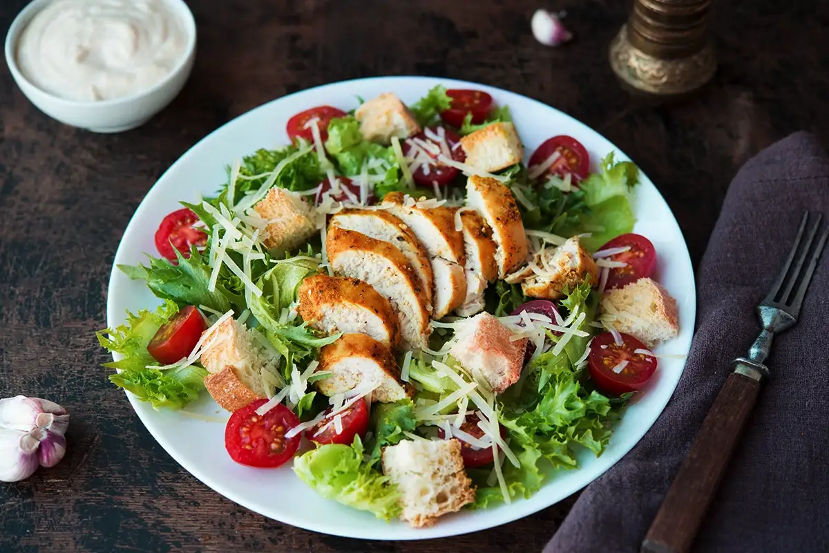 Az igazi, klasszikus csirkés Cézár saláta – 30 perc, és jobb, mint bármelyik étteremben