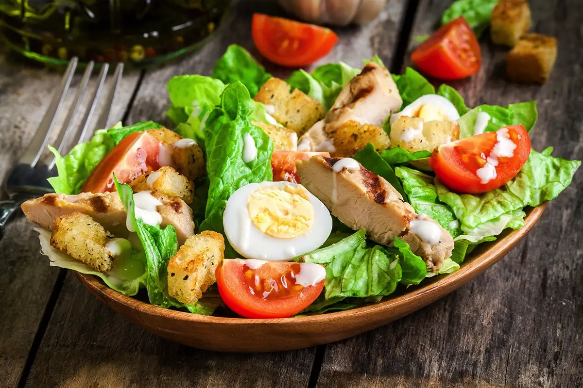 Az igazi, klasszikus csirkés Cézár saláta – 30 perc, és jobb, mint bármelyik étteremben