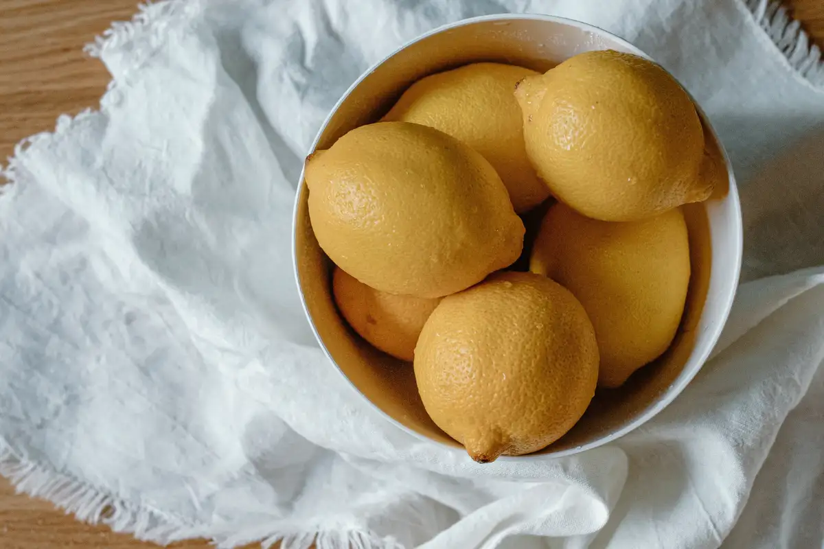 A citromok titka a hűtőben: hónapokig frissek maradnak – vízes trükk, ami megváltoztat mindent!