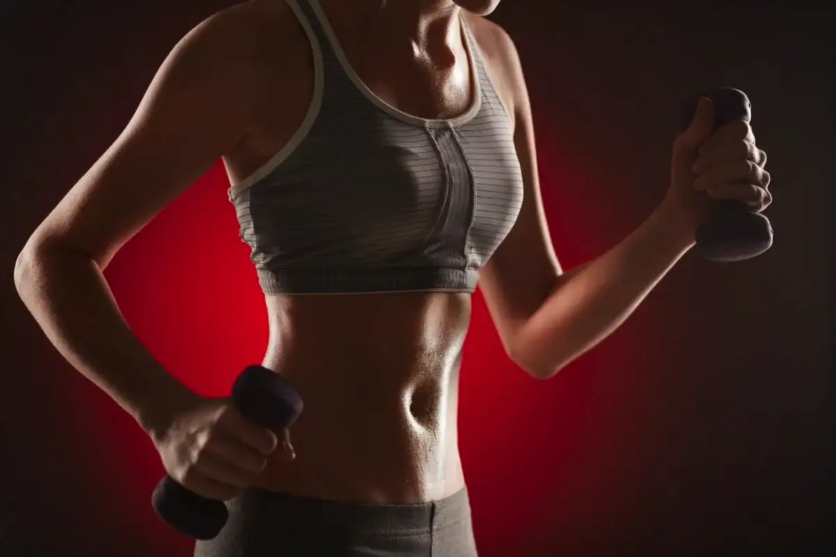 Hogyan eddz helyesen gantellel otthon: 5 funkcionális gyakorlat az egész testre!