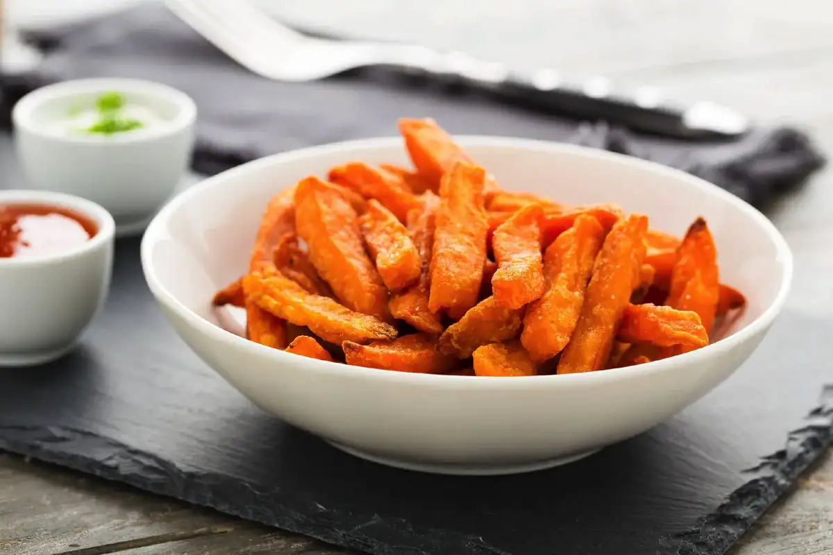 A világ legjobb ropogós édesburgonya-hasábja kéksajtos mártogatóssal – jobb, mint bármilyen sültkrumpli