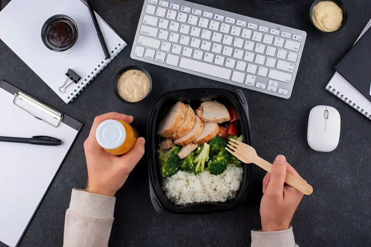 Hogyan egyél egészségesen az irodában – és ne hízz meg a péksütitől