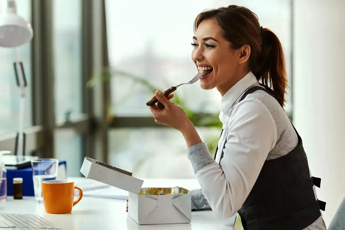 Hogyan egyél egészségesen az irodában – és ne hízz meg a péksütitől