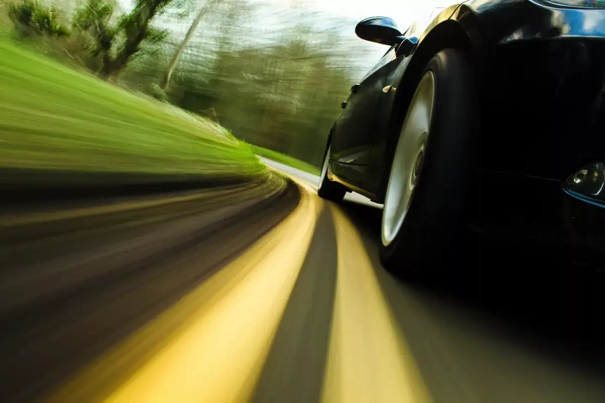 Miért szinte lehetetlen 500 km/h fölé vinni egy autót – a válasz sokkoló