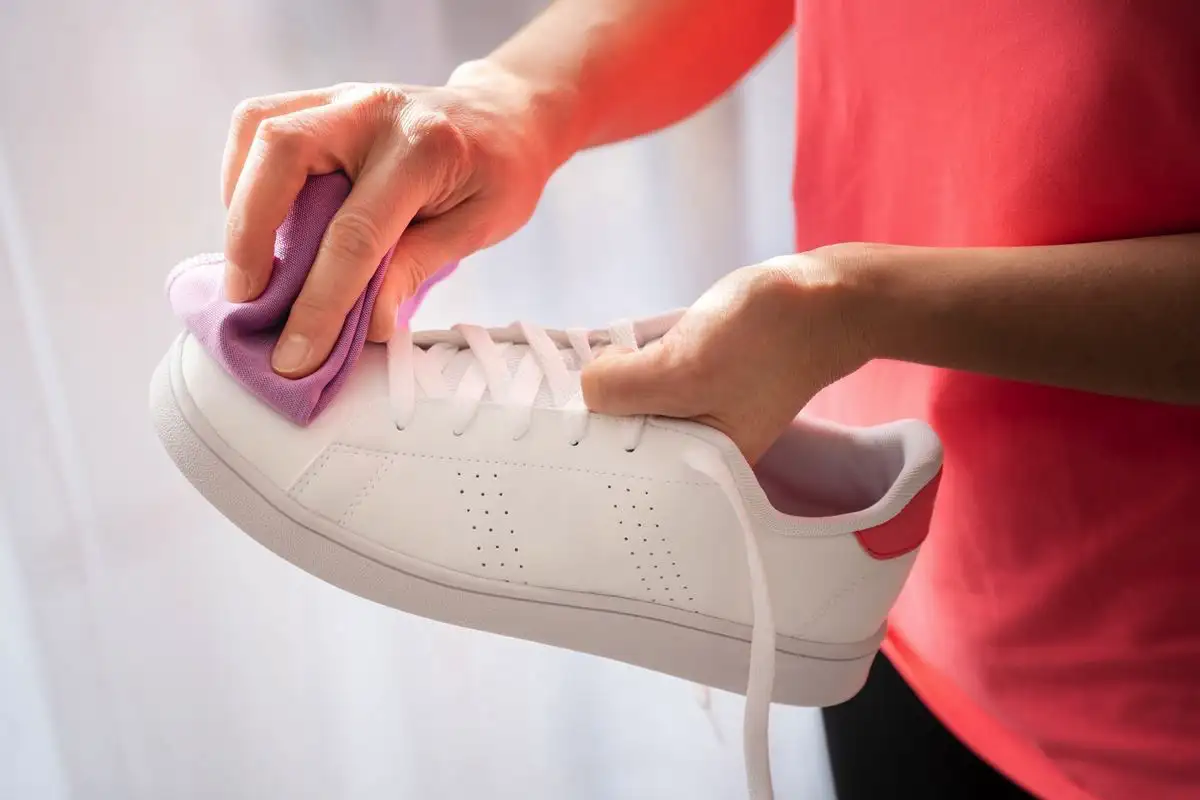 Hogyan mosd ki a fehér tornacipőt, hogy újra ragyogjon – és nem csak a fehéret!