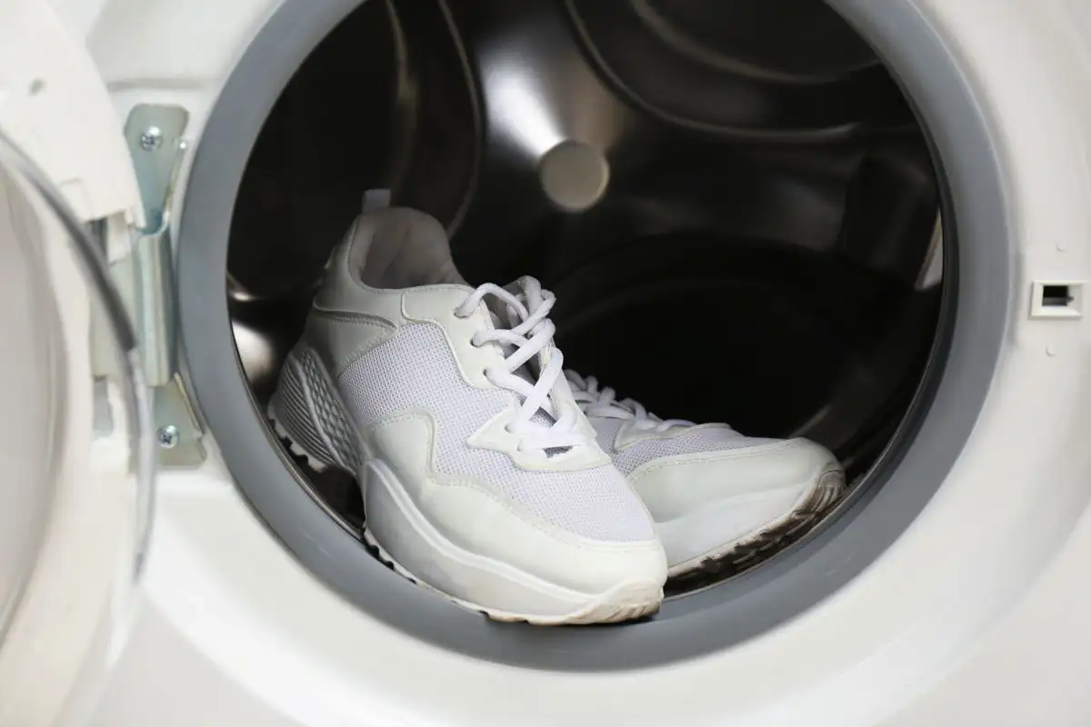 Hogyan mosd ki a fehér tornacipőt, hogy újra ragyogjon – és nem csak a fehéret!