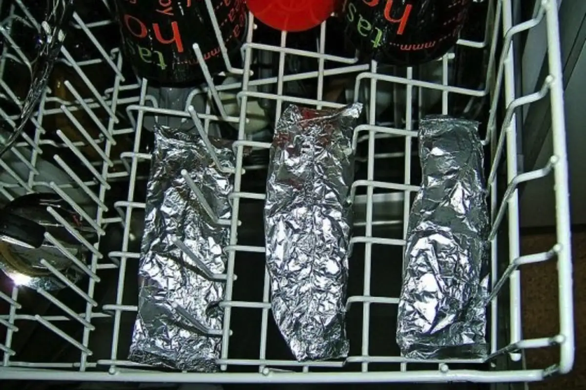 Egyetlen anyag, ami ragyogóvá teszi az evőeszközöket mosogatás után