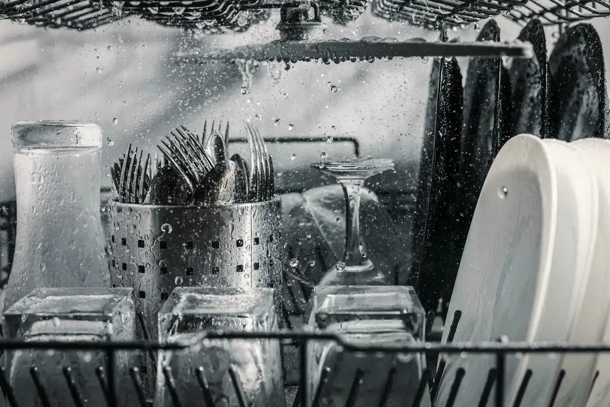Egyetlen anyag, ami ragyogóvá teszi az evőeszközöket mosogatás után