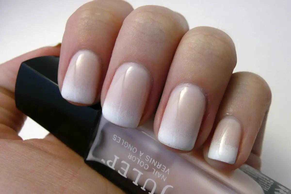 Mi az a „rejtett” francia manikűr, és hogyan készítsd el: 2025-2026 telének legfinomabb trendje