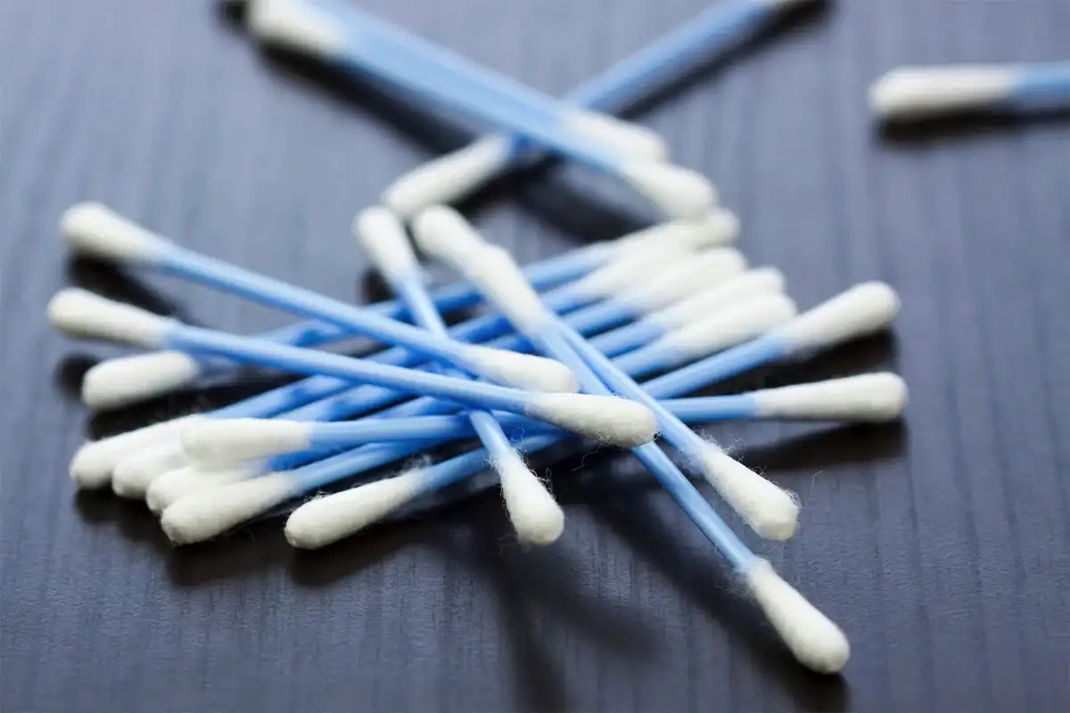 A fültisztító pálcikák veszélyei a füledre