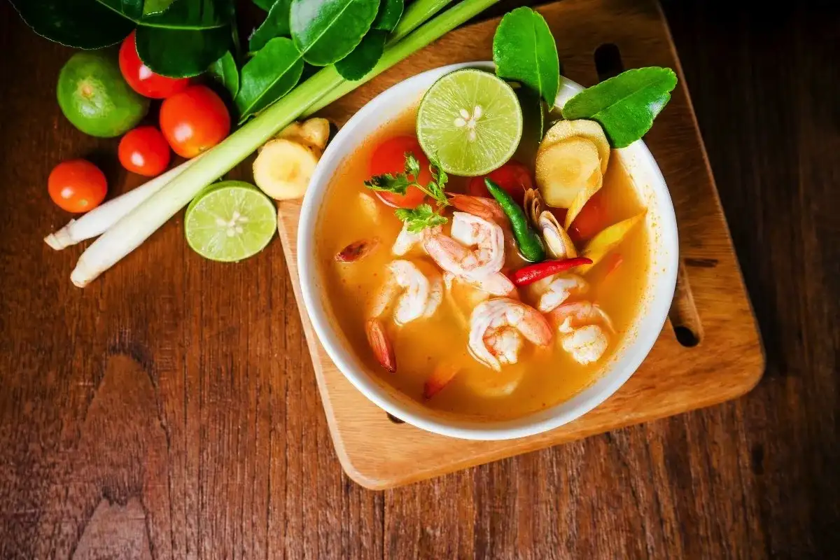 Hogyan készíts thai stílusú garnélaráklevest