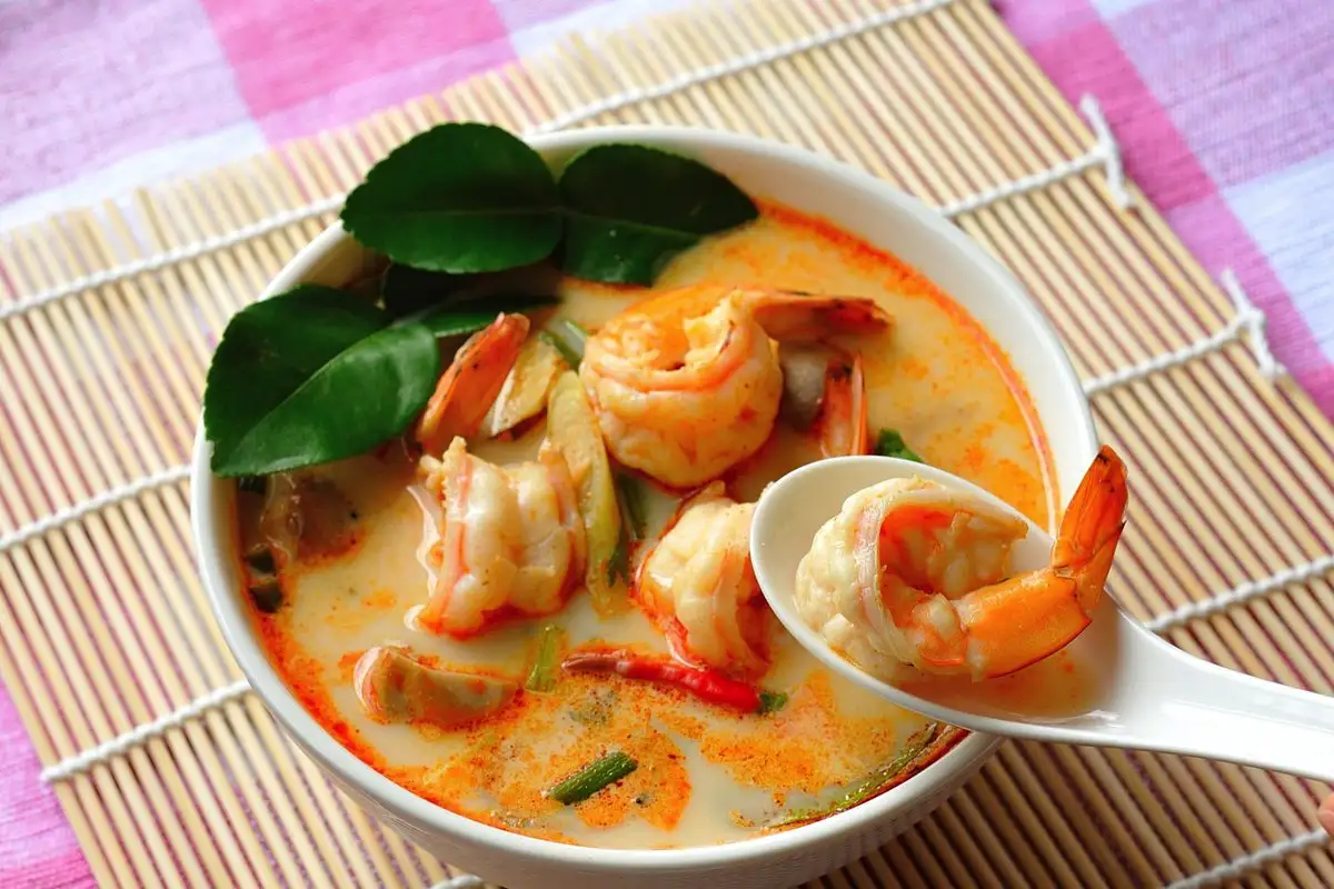 Hogyan készíts thai stílusú garnélaráklevest