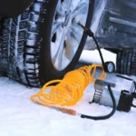 Miért NEM hagyhatod télen ugyanazon a guminyomáson, és mit csinálj helyette, hogy ne csússzál el