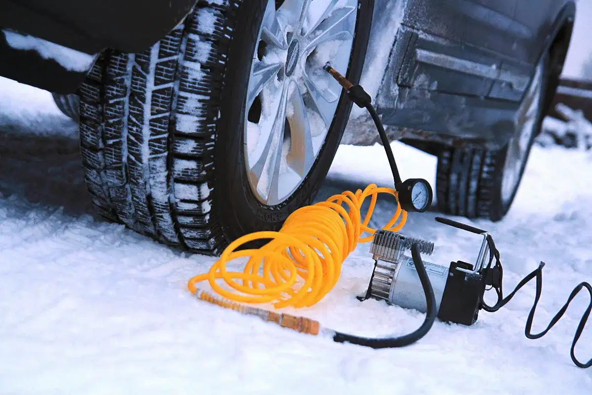 Miért NEM hagyhatod télen ugyanazon a guminyomáson, és mit csinálj helyette, hogy ne csússzál el