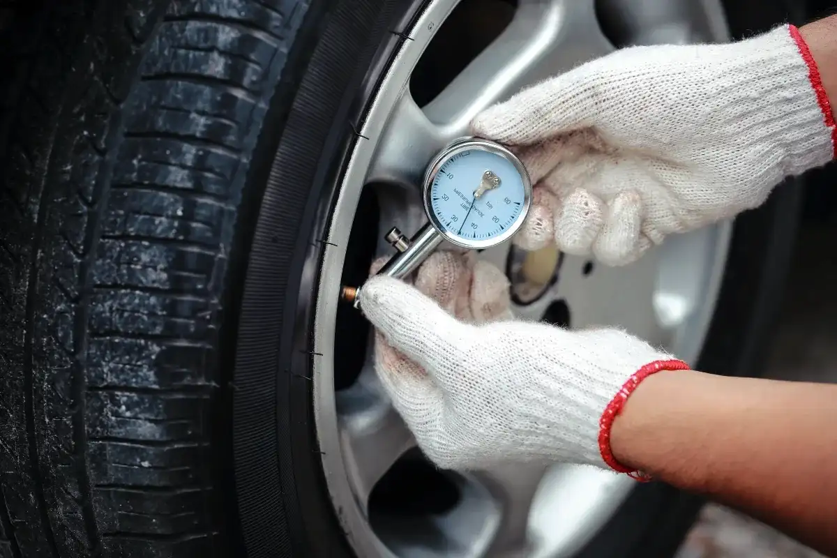 Miért NEM hagyhatod télen ugyanazon a guminyomáson, és mit csinálj helyette, hogy ne csússzál el