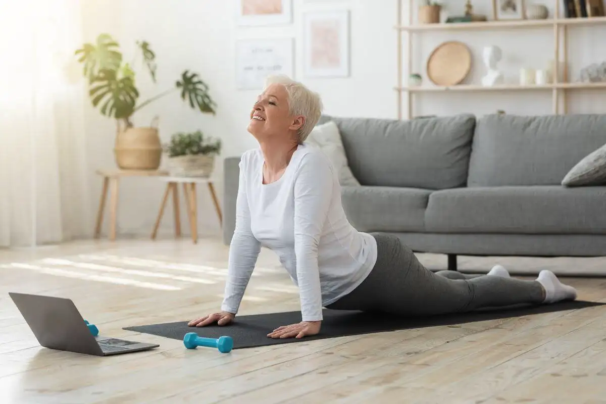 Súlyok és gumiszalagok nélkül: milyen gyakorlat erősíti az időseket és akadályozza meg a veszélyes eséseket?