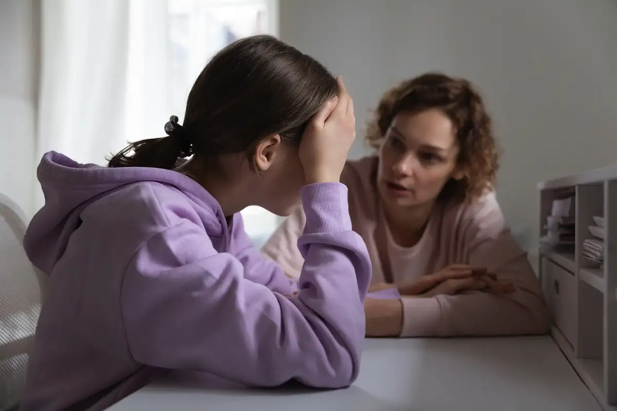 8 mondat, amit soha ne mondj a felnőtt gyerekednek – mert ezek örökre sebzek maradnak