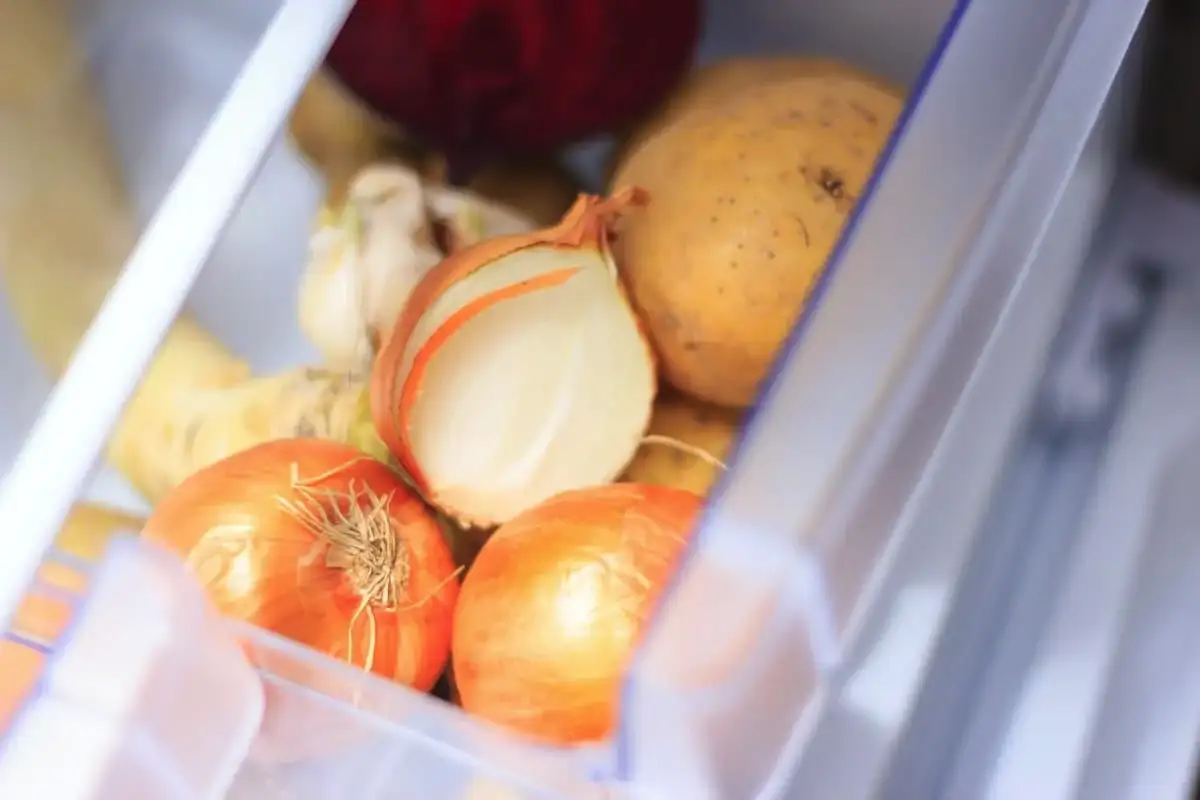 Nem a hűtőben: hol tárold a hagymát és fokhagymát hónapokig, hogy ne romoljon és ne csírázzon – teljes útmutató!