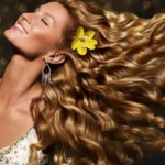 A tükörfényes haj titka, amit a fodrászok sem verik nagy dobra – és mégis ingyen van