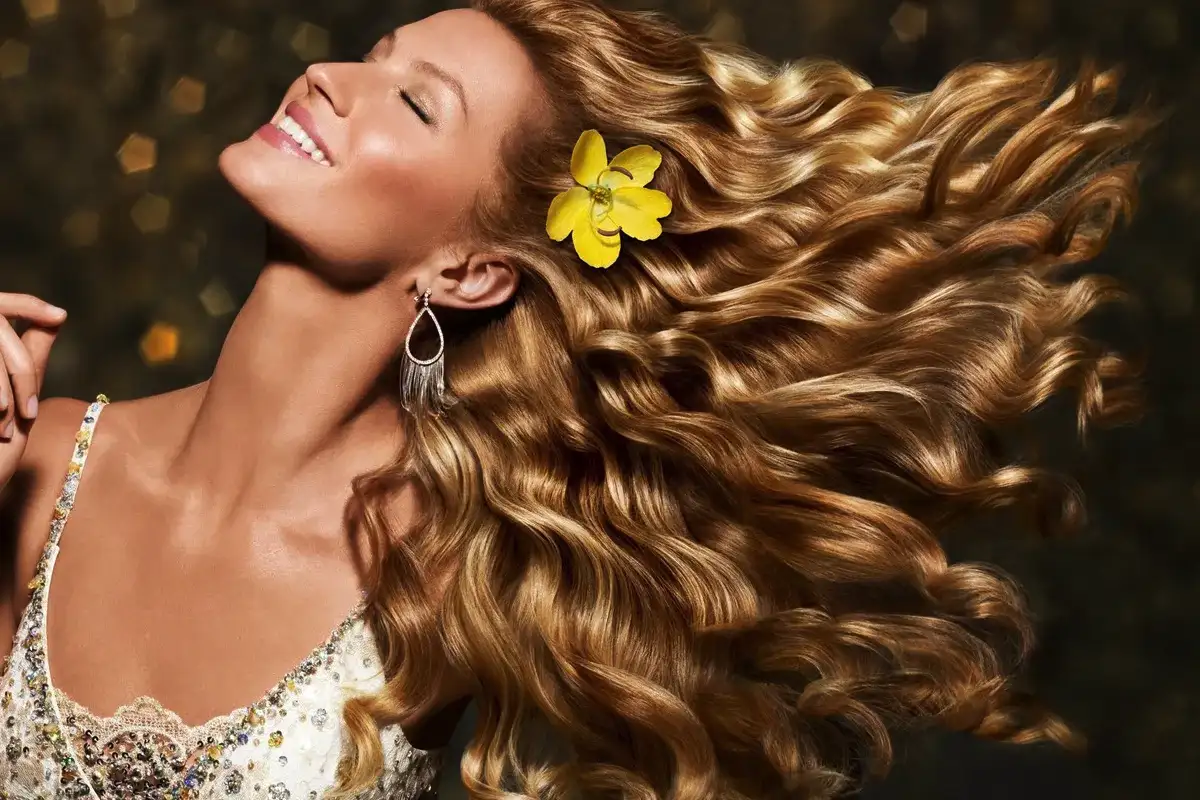 A tükörfényes haj titka, amit a fodrászok sem verik nagy dobra – és mégis ingyen van
