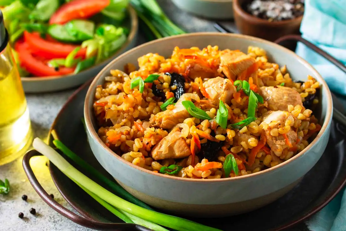 Aromatikus húsos piláf multivarkában: egyszerűen, finoman, mint egy profi!